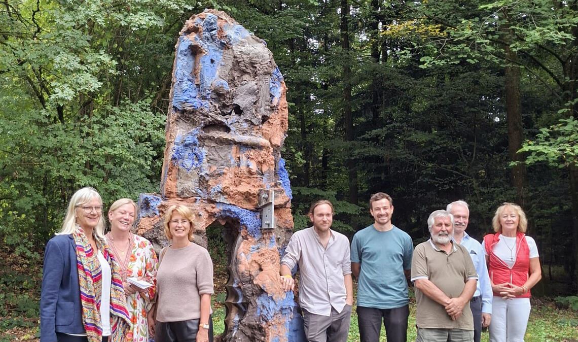 Bildhauer arbeiten in der Natur