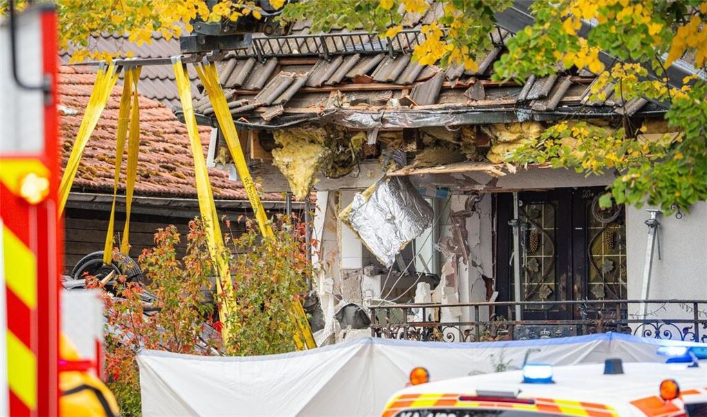 Tödlicher Unfall: Auto prallt in Haus