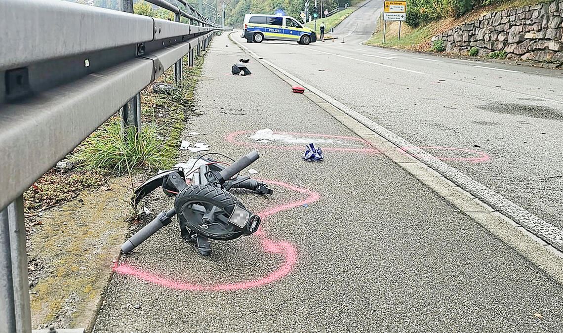 E-Scooter-Fahrer von Auto erfasst