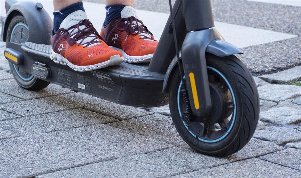 E-Scooter-Fahrer erliegt seinen Verletzungen