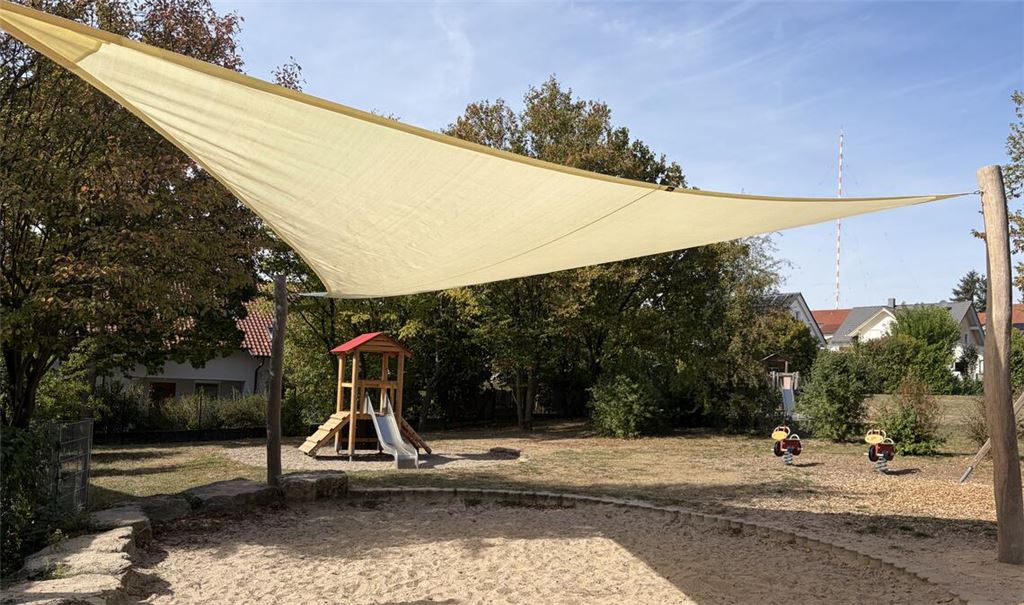 Neue Sonnensegel schützen spielende Kinder