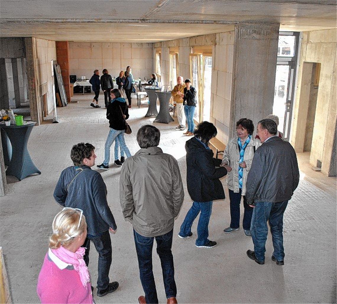 Eltern und Kinder machen sich ein Bild