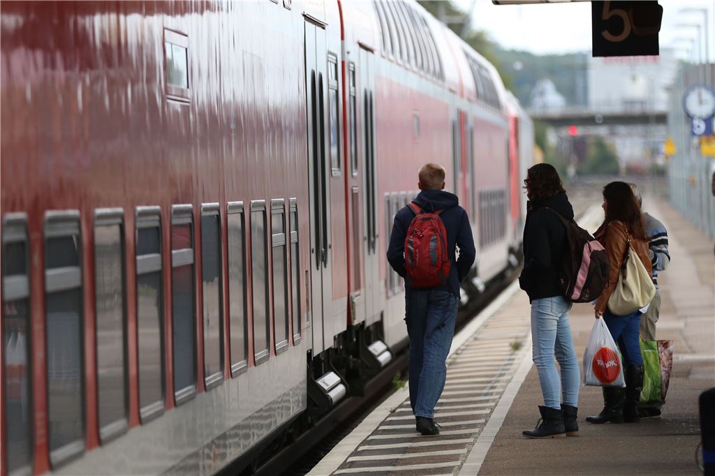 lh Zug Regionalzug Bahnhof Mühlacker (5)