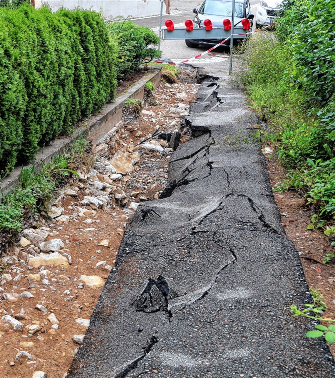 Sturzflut hebt die Fahrbahndecke an