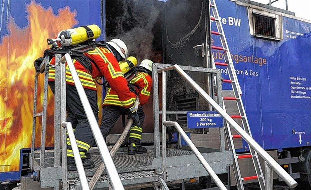 Helfer proben den brandheißen Einsatz