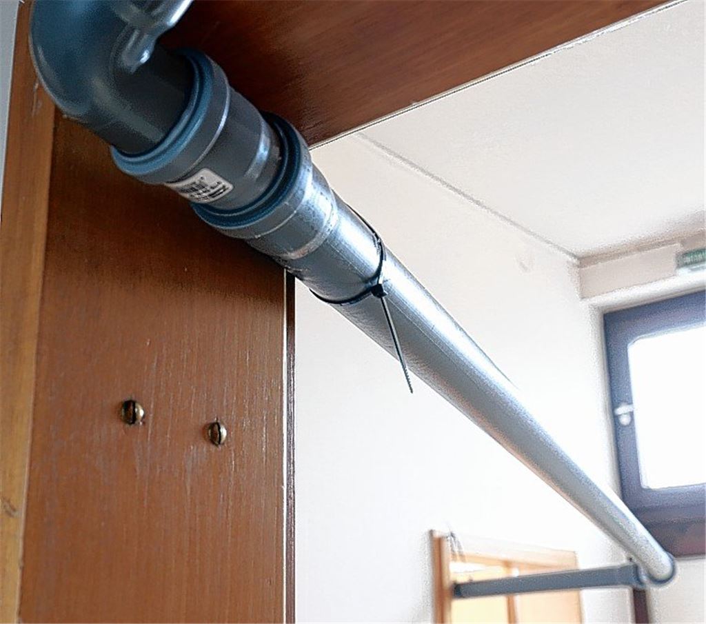 Drainageleitung hängt unter der Decke