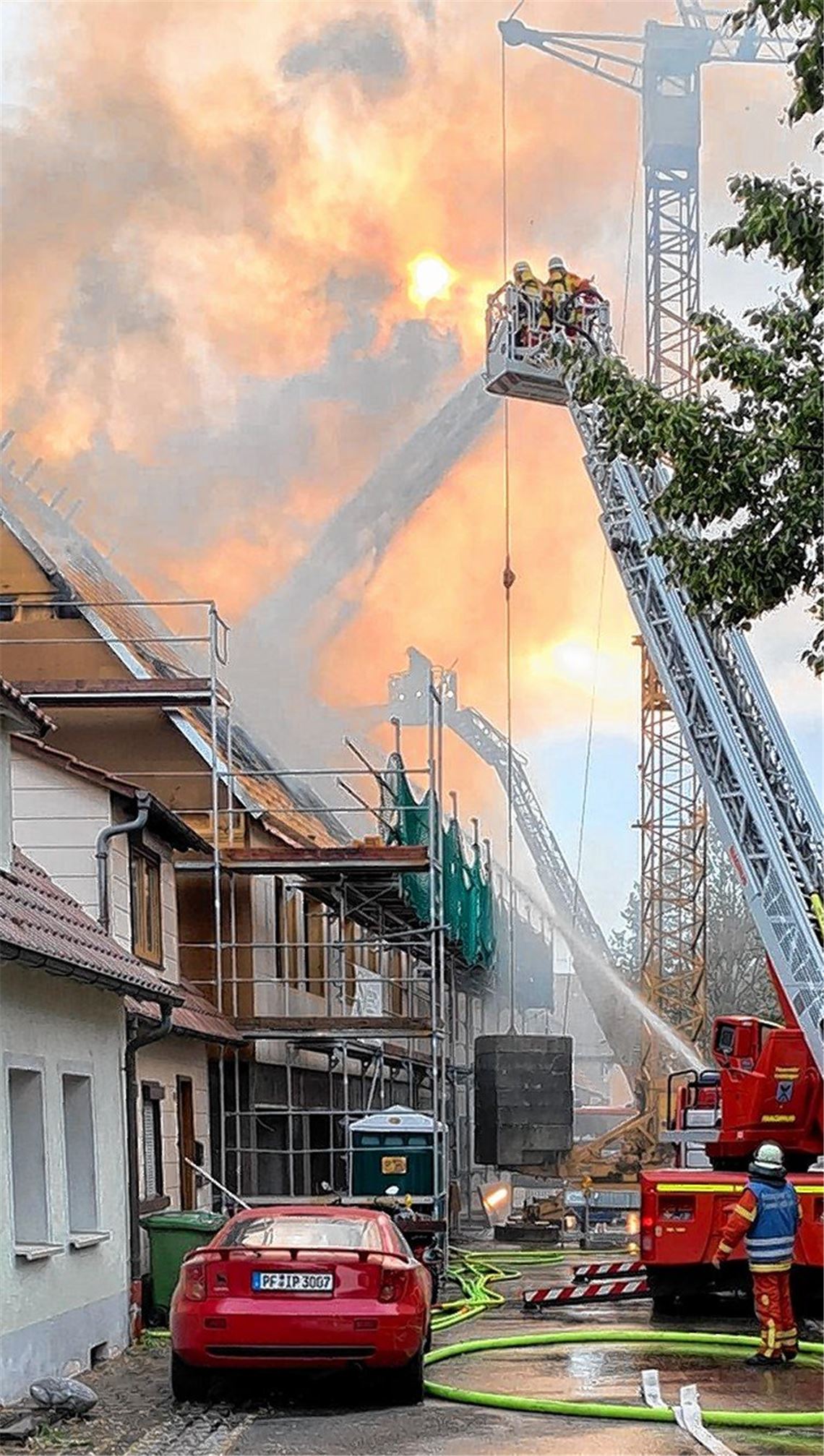 Dachstuhlbrand löst Großalarm aus
