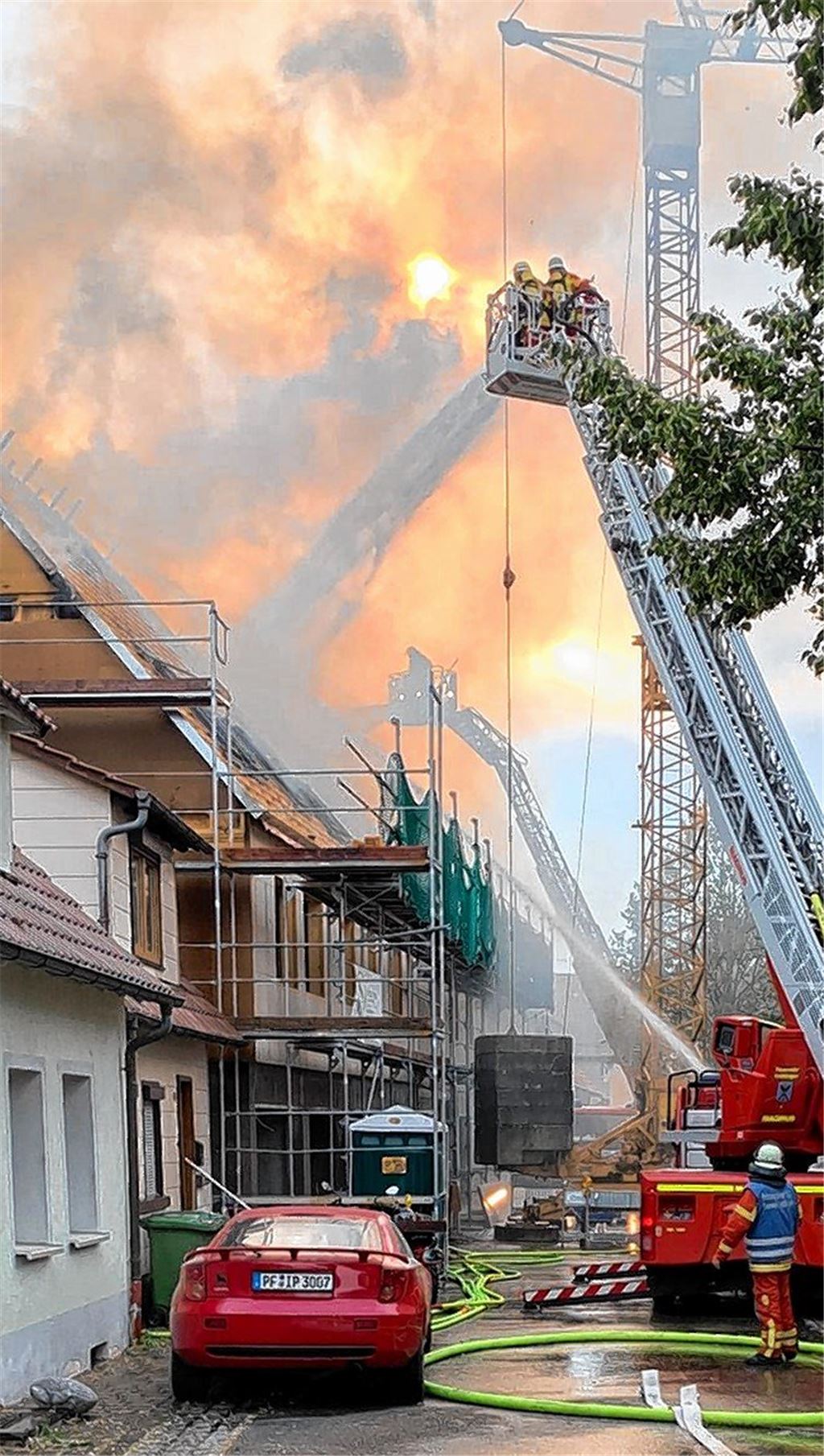 Dachstuhlbrand löst Großalarm aus