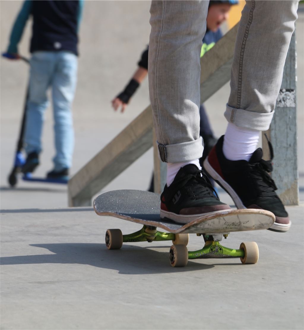 Kleiner Junge auf Skaterplatz verunglückt