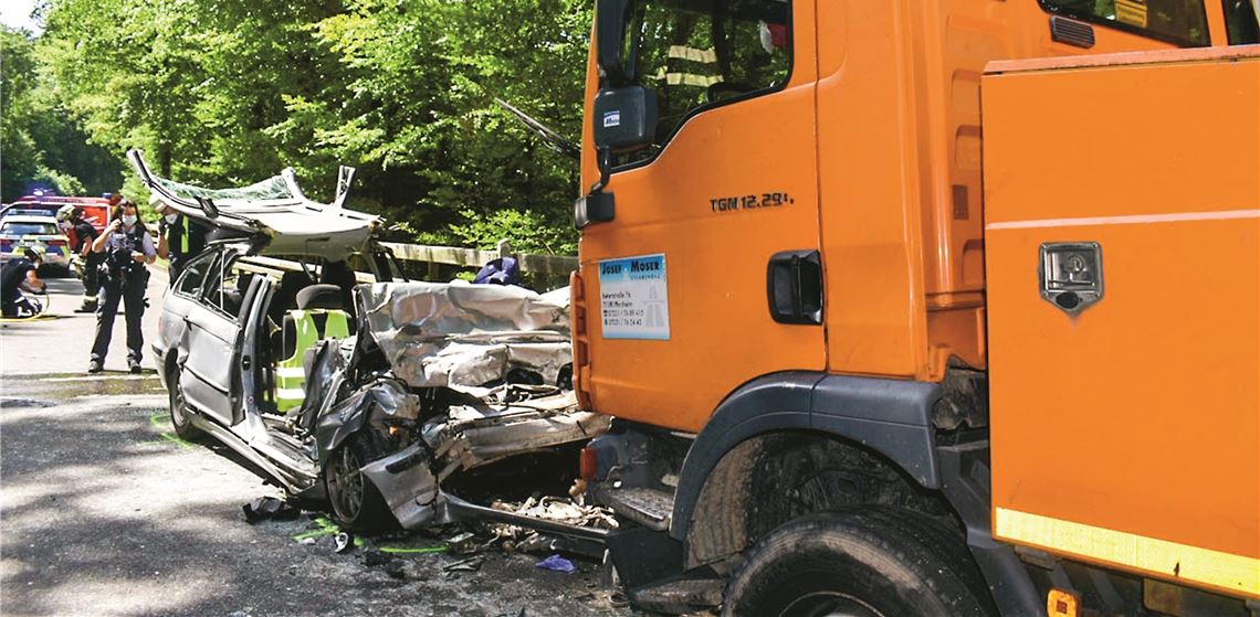 Autofahrerin schwebt in Lebensgefahr