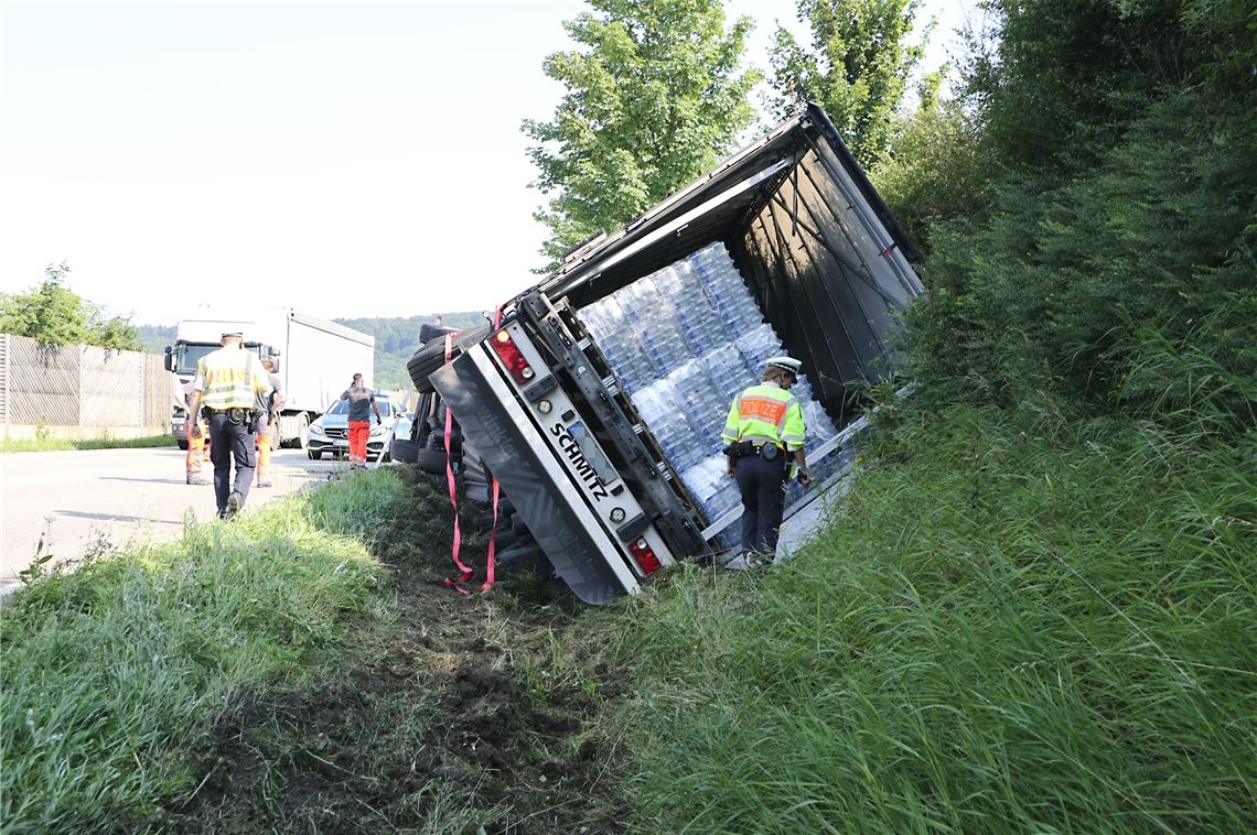 Umgekippter Sattelzug: Bergung blockiert die B35