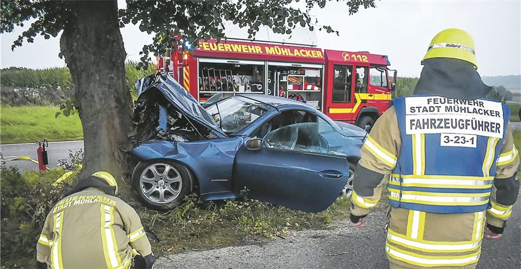 Junger Autofahrer schwer verletzt