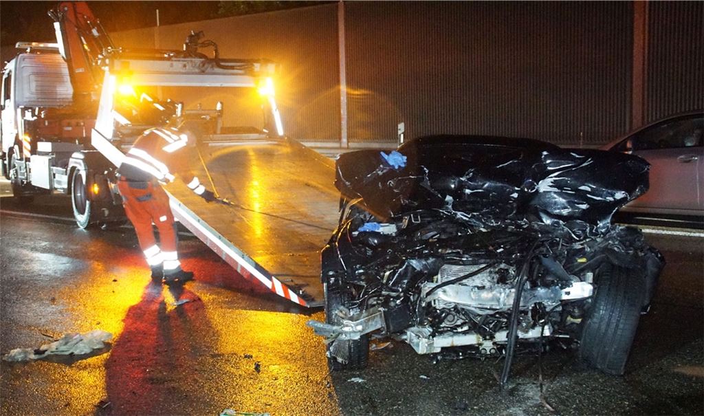 Doppelter Zusammenstoß auf der A8 fordert sieben teils schwer Verletzte