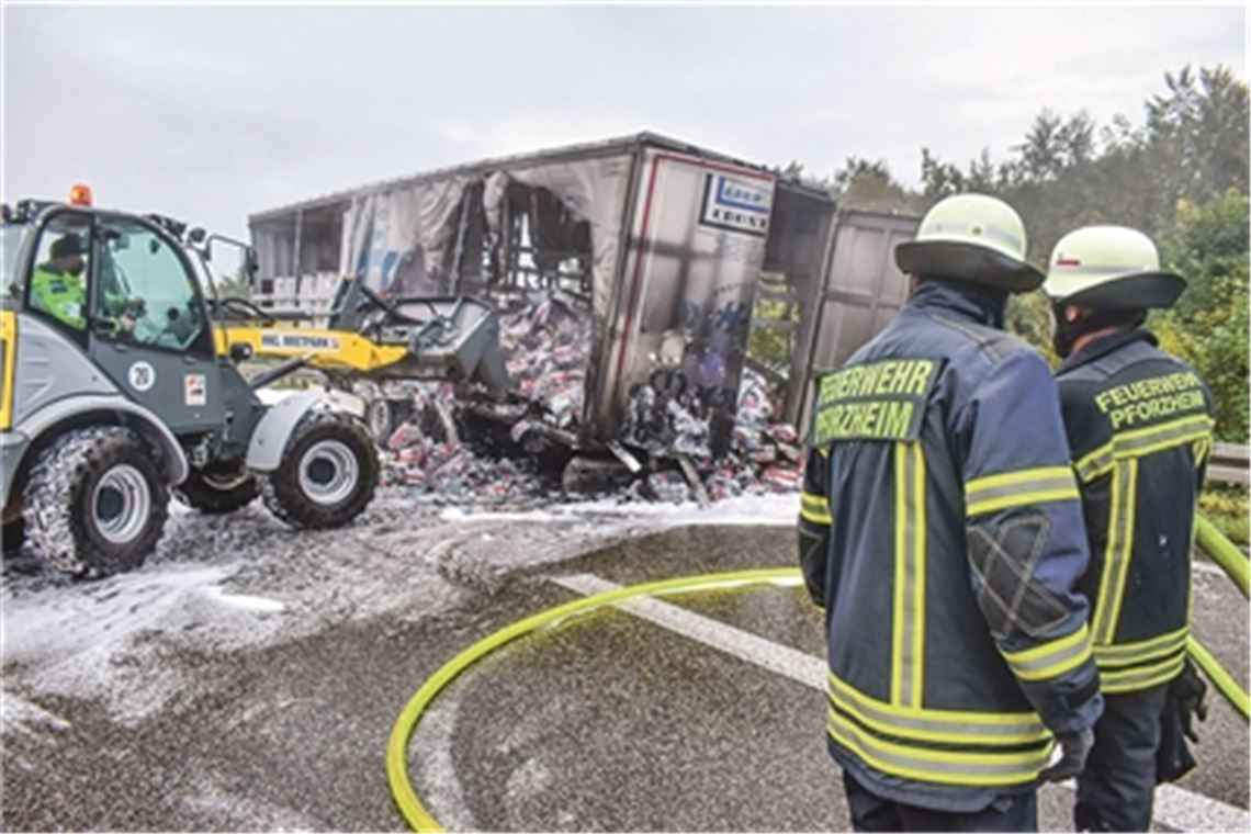 Brennender Lkw bremst Verkehr auf der A8 aus Brennender Lkw bremst Verkehr auf der A8 aus