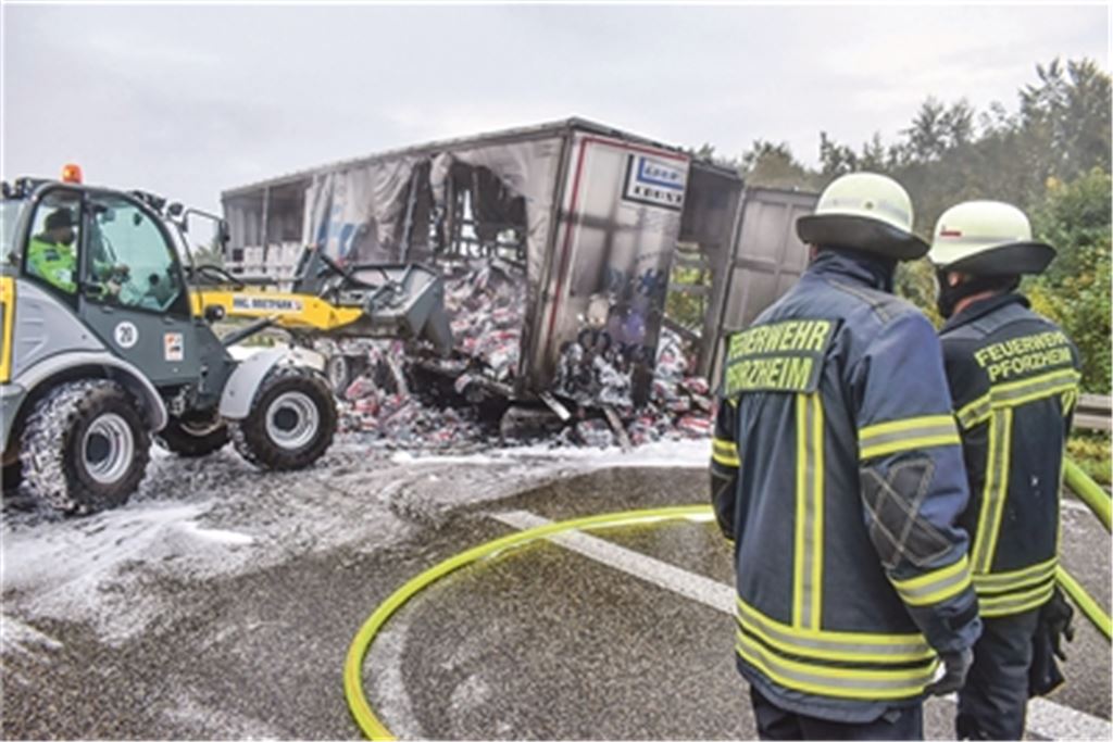 Brennender Lkw bremst Verkehr auf der A8 aus