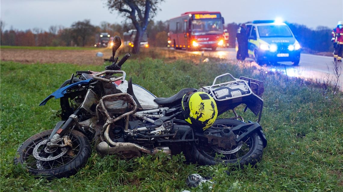 Motorradfahrer verunglückt bei Überholmanöver