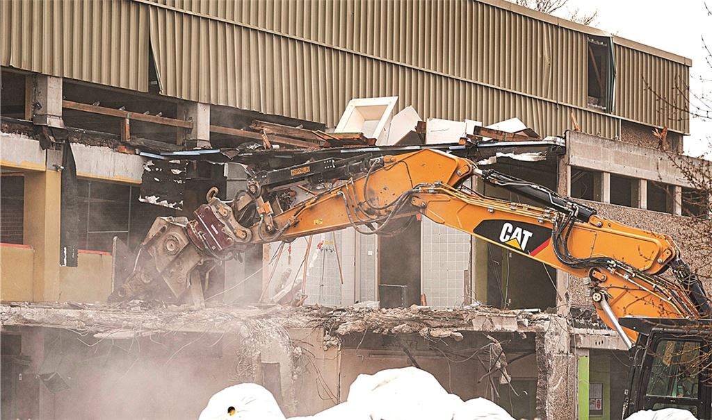 Abriss der alten Sporthalle läuft auf Hochtouren