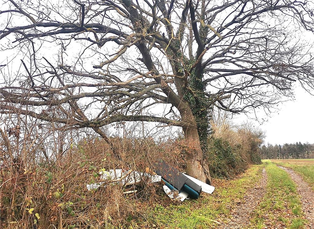 Sperrmüll illegal neben dem Feldweg entsorgt