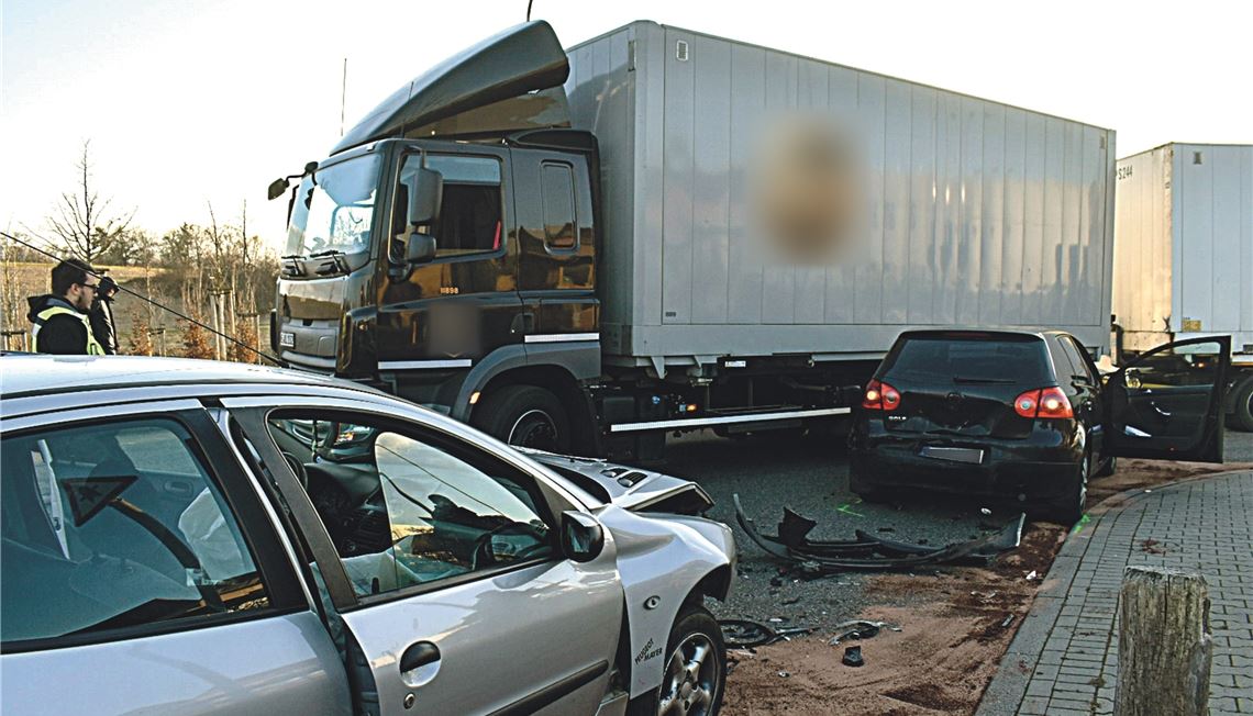 Unfall fordert fünf Verletzte