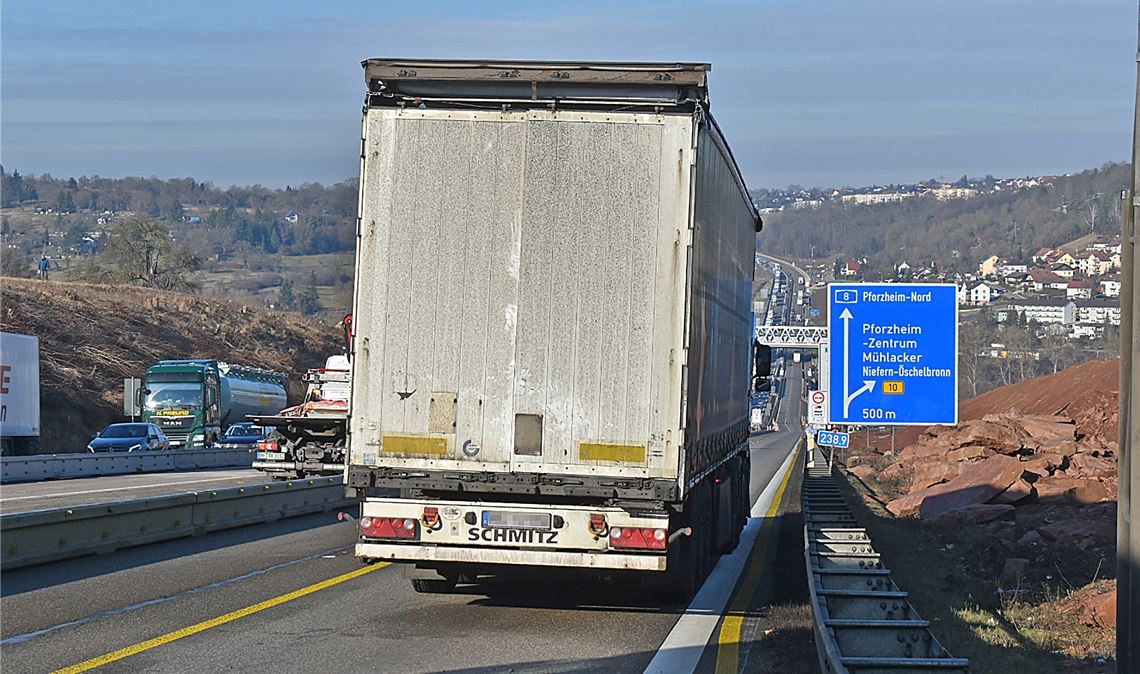 Lkw blockiert A8: Erst nach Stunden wieder freie Fahrt Lkw blockiert A8: Erst nach Stunden wieder freie Fahrt