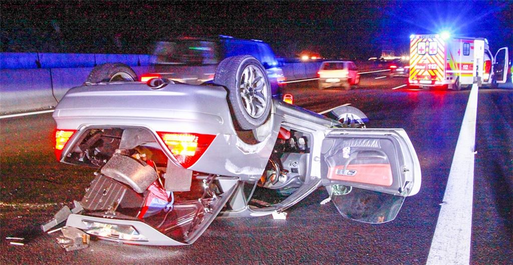 Mercedes überschlägt sich