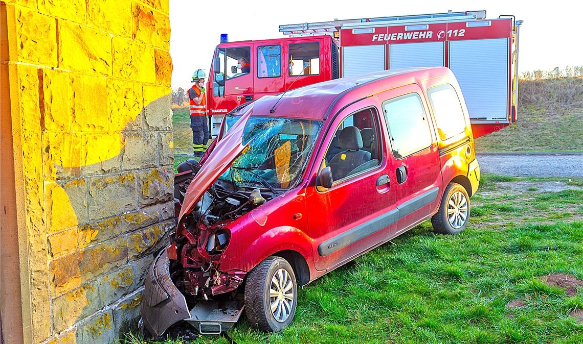 Heftiger Aufprall: 33-Jähriger verliert bei Zaisersweiher Kontrolle über sein Auto