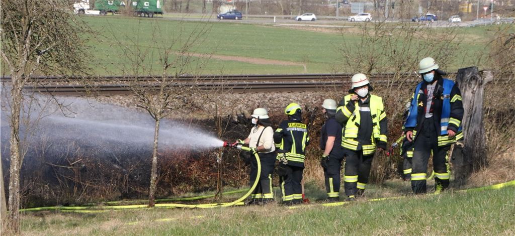 „Heißläufer“ verursacht mehrere Brände entlang der Gleise