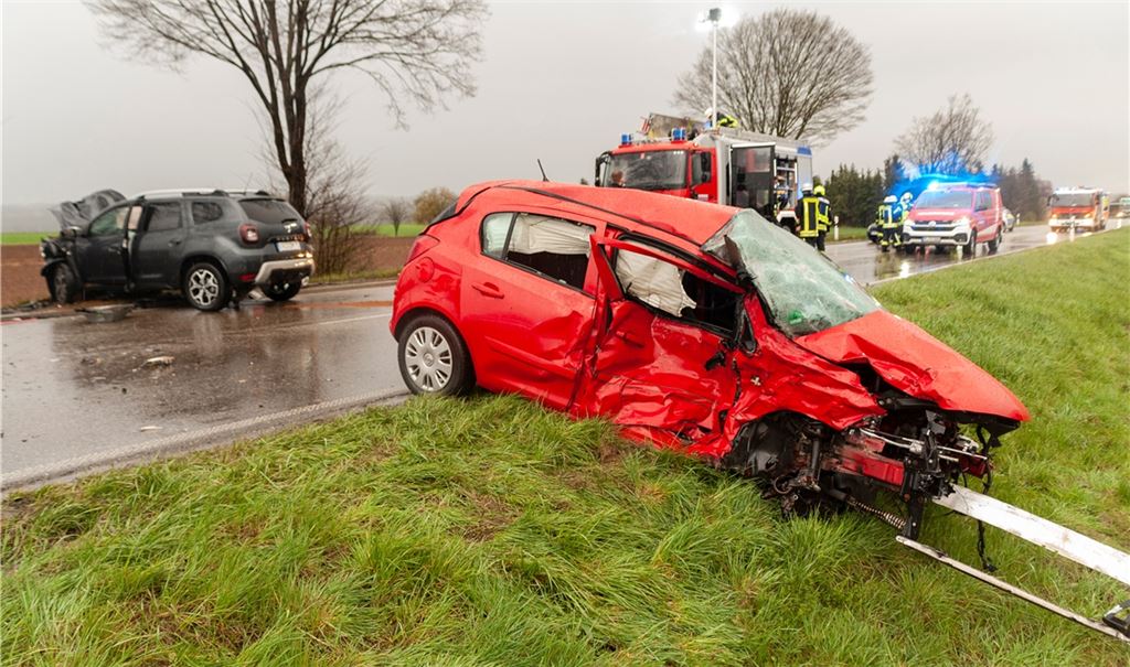 Autofahrerin schwebt nach Frontalzusammenstoß in Lebensgefahr