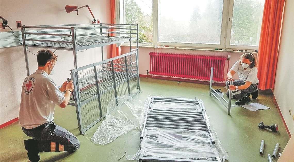 Einsatzkräfte verwandeln leeren Kliniken-Trakt in eine Flüchtlingsunterkunft Einsatzkräfte verwandeln leeren Kliniken-Trakt in eine Flüchtlingsunterkunft
