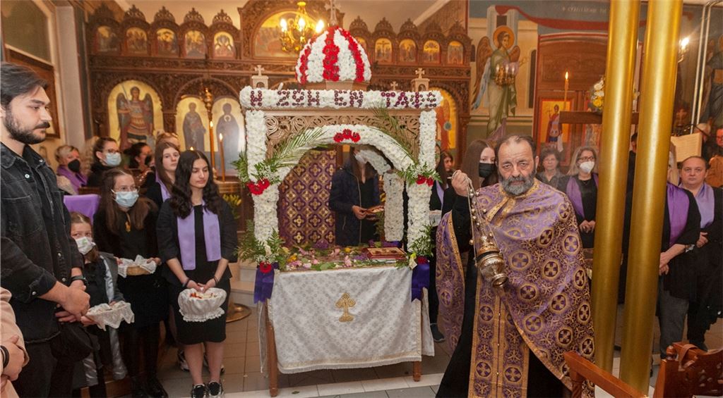 Gläubige Griechen gedenken der Kreuzigung Jesu
