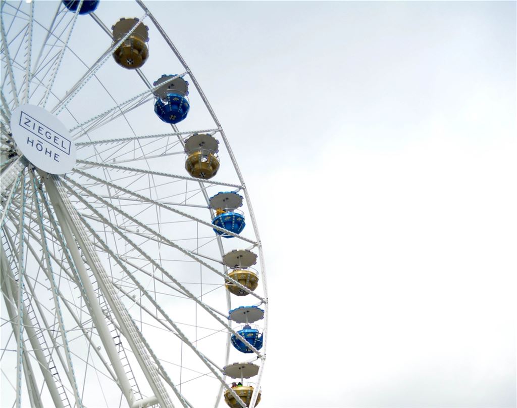 Security wacht über den Riesenrad-Betrieb