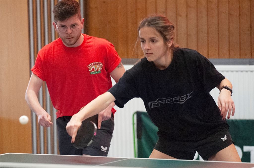 Tischtennis-Sport bis tief in die Nacht