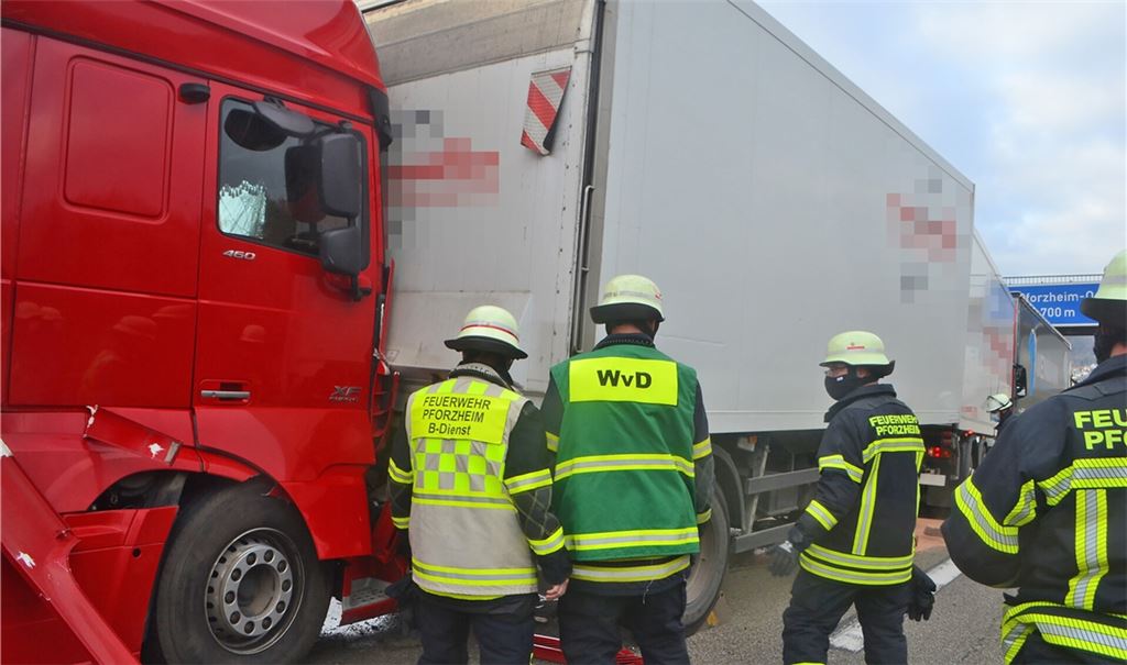 Unfall auf der A8 bei Pforzheim: Drei Lkws krachen ineinander