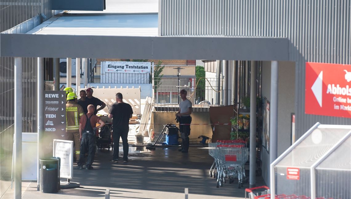 Bauarbeiten vor dem Rewe-Eingang: Staub ruft die Feuerwehr auf den Plan