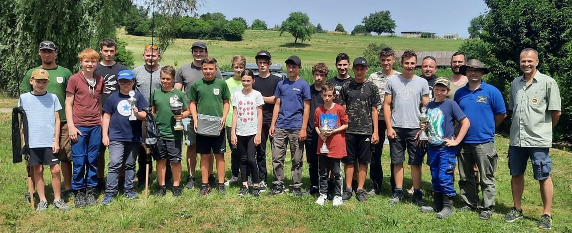 Döbel bringt den Siegerpokal