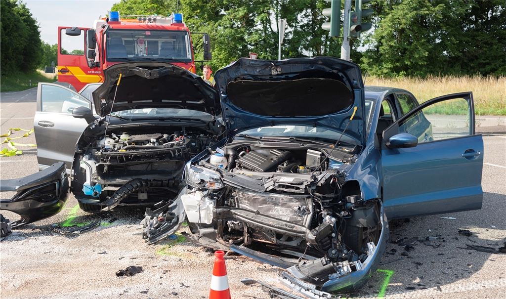 Rotlichtverstoß: Heftiger Zusammenstoß fordert zwei Schwerverletzte