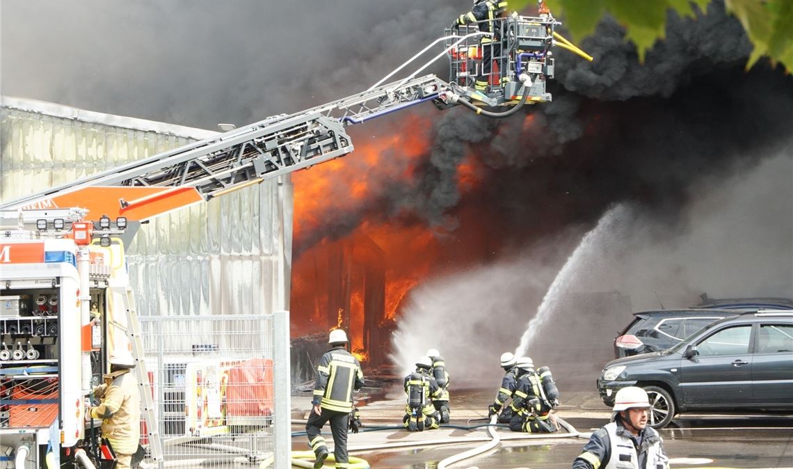 Brand in der Lagerhalle eines Müllentsorgers löst einen Großeinsatz aus