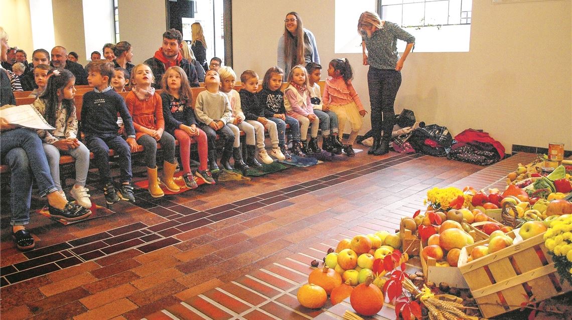 Kindergarten-Kinder gestalten Erntedankgottesdienst mit