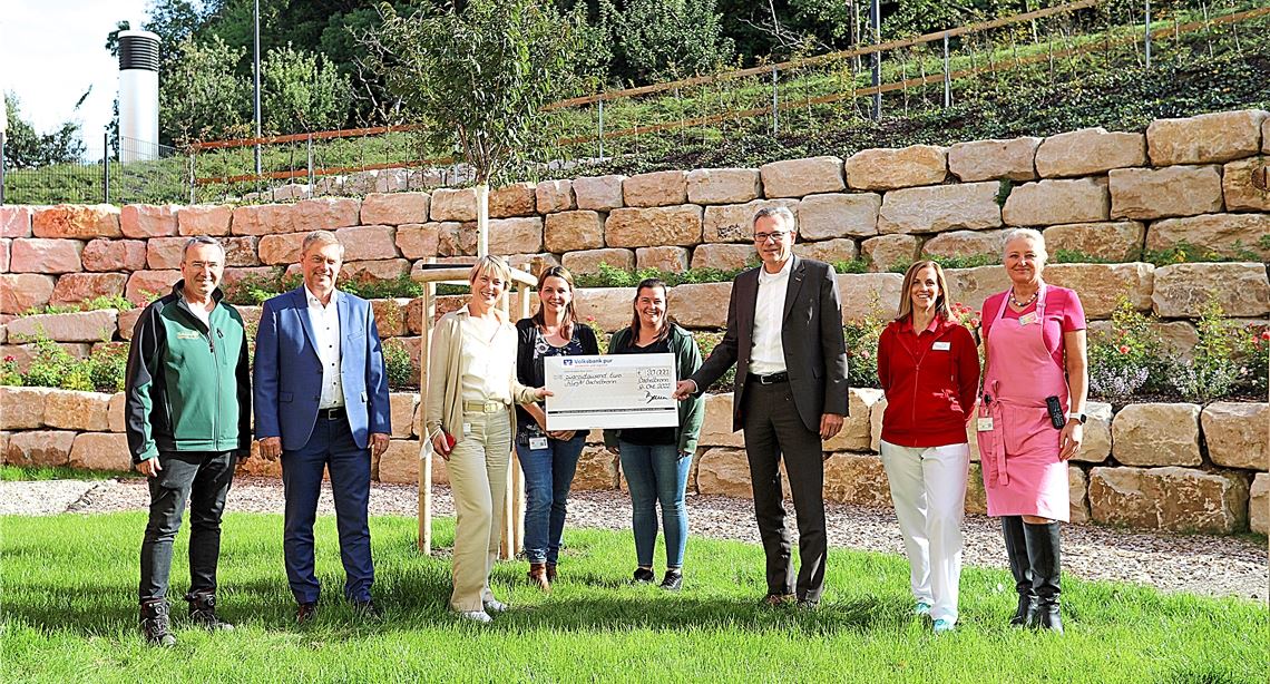 Volksbank spendet für Barfußpfad