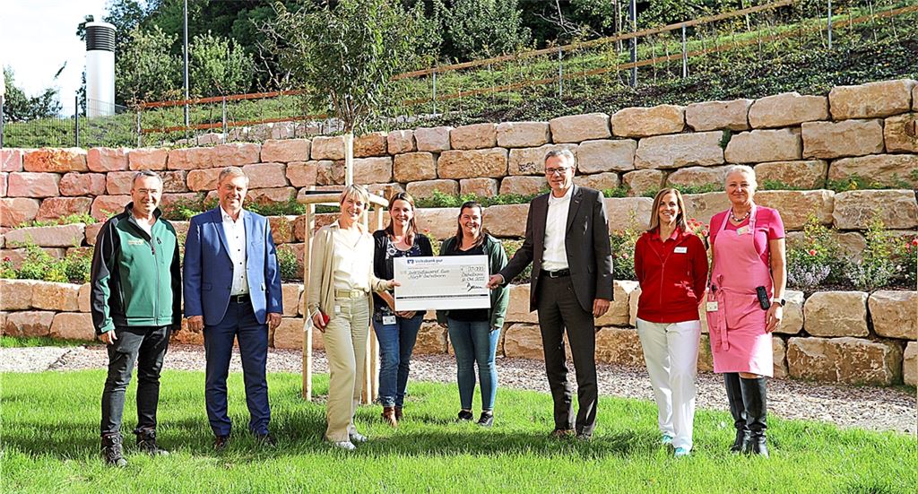 Volksbank spendet für Barfußpfad