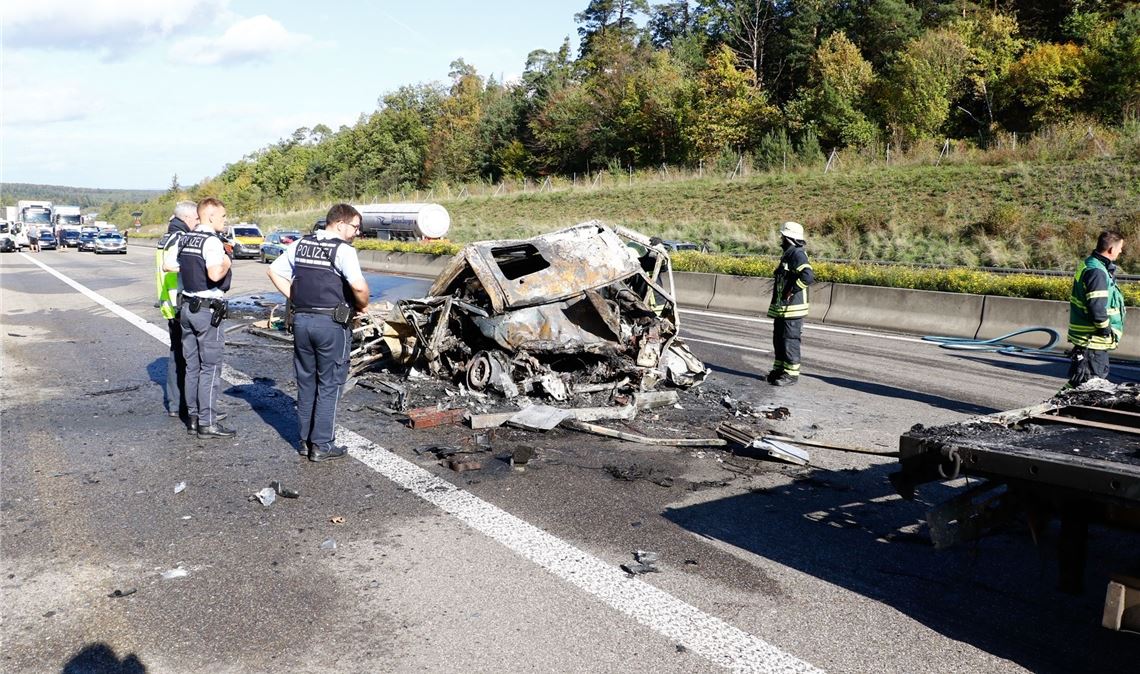 Kleintransporter brennt nach Unfall aus – Fahrer wird schwer verletzt