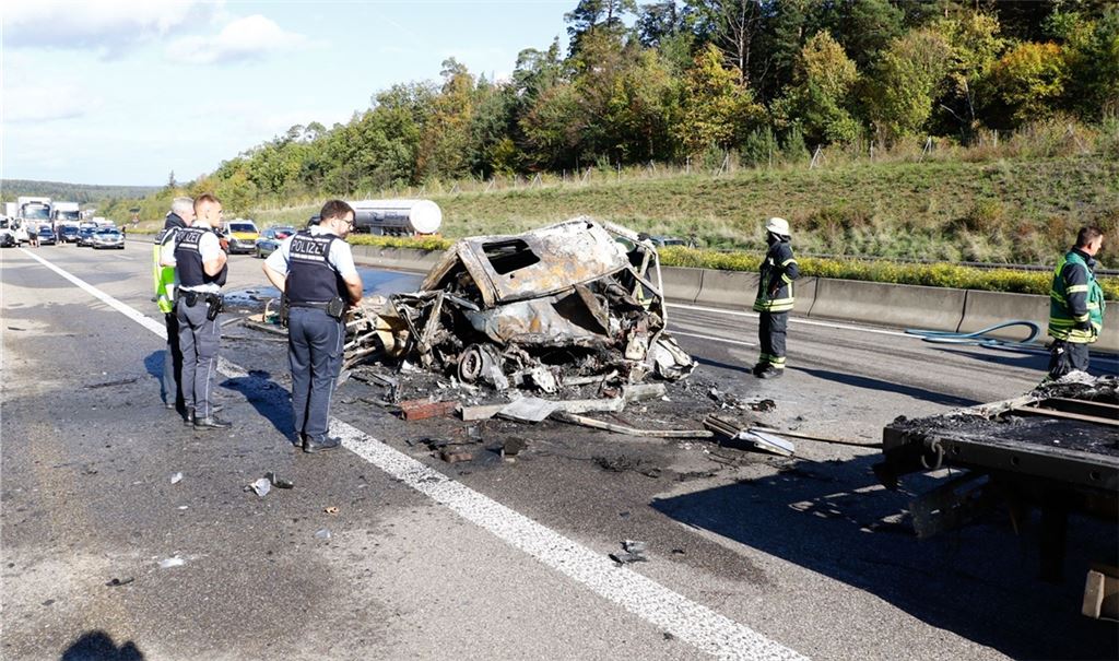 Kleintransporter brennt nach Unfall aus – Fahrer wird schwer verletzt