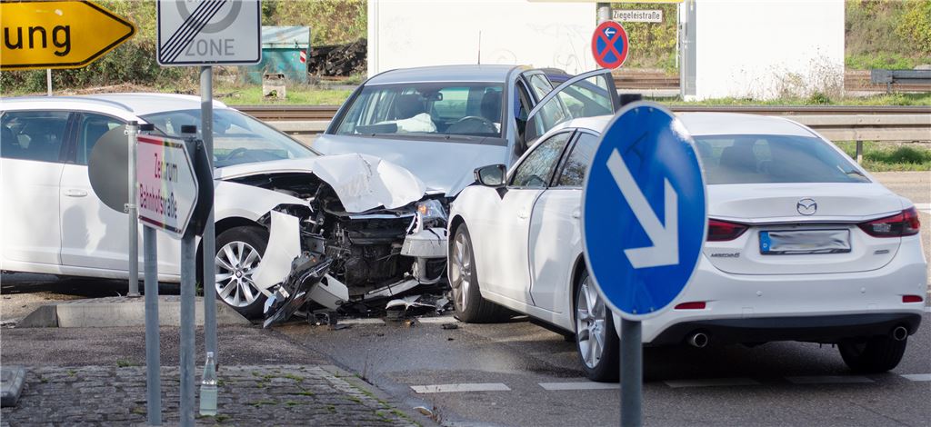 Ziegeleistraße/Drehscheibe: Drei Autos krachen ineinander