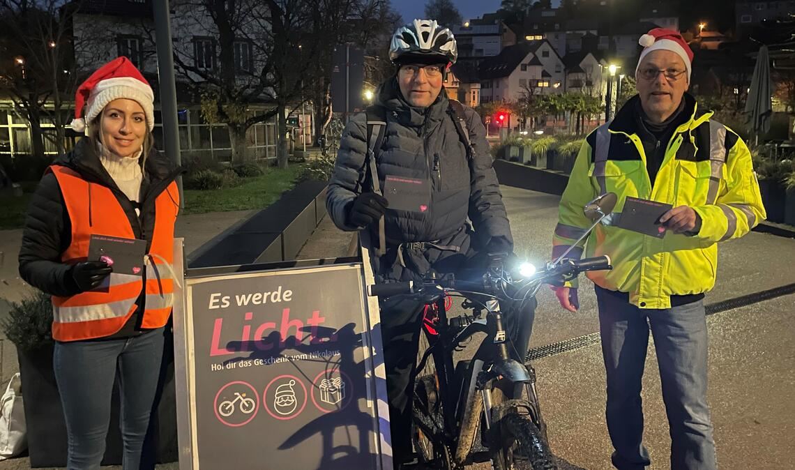 Mehr Sicherheit: Nikolaus belohnt Radler mit Licht