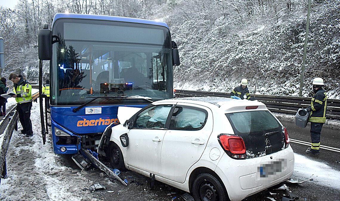 Autofahrer schwebt in Lebensgefahr
