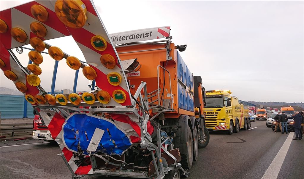 Sattelzug prallt in Fahrzeug der Autobahnmeisterei
