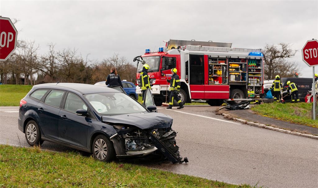Unfall auf der B10 bei Illingen fordert drei zum Teil schwer Verletzte