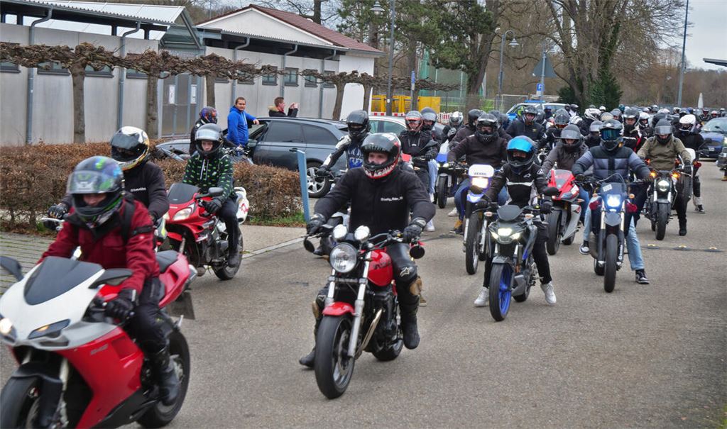 Motorradfahrer trauern und mahnen