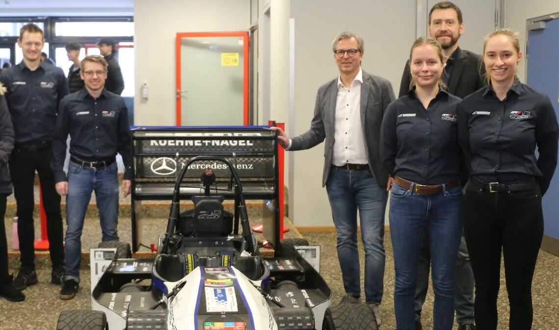 Studienbotschafter mit Rennwagen