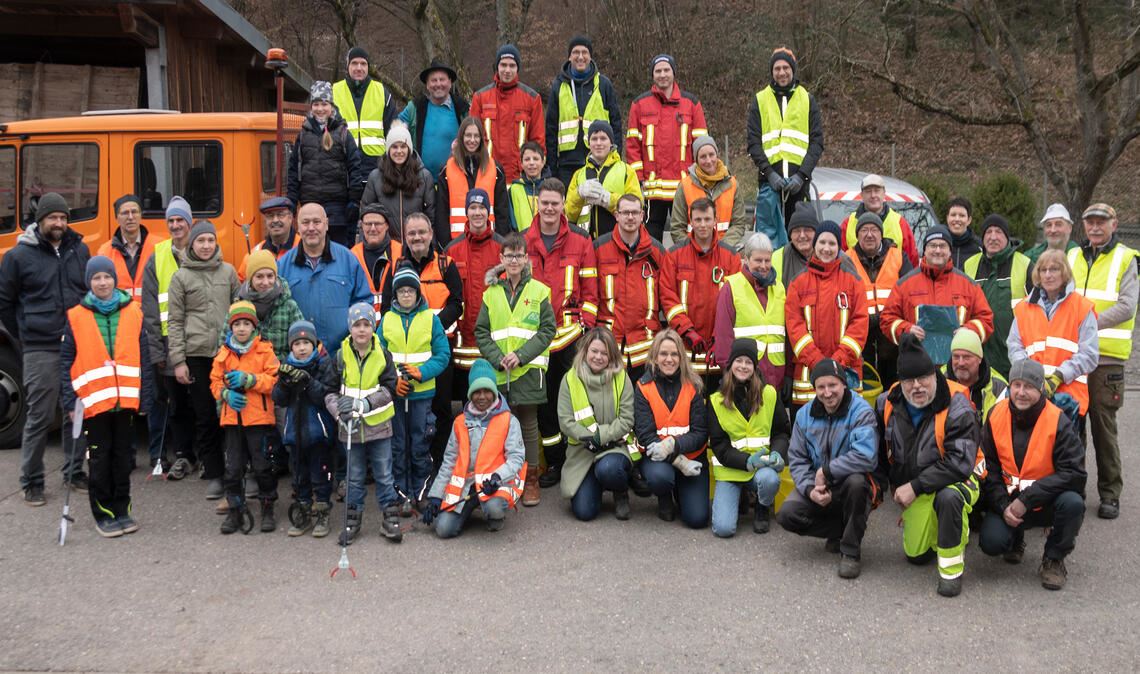 Haufenweise Windeln liegen am Straßenrand